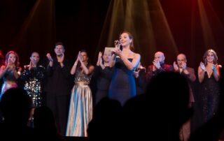 presentatrice live event show optreden podium pop singer